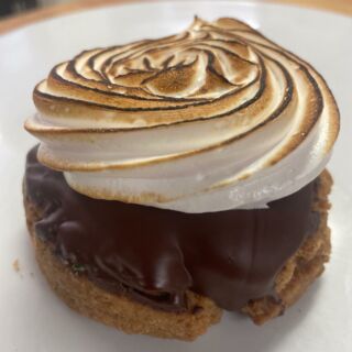 𝗦'𝗺𝗼𝗿𝗲𝘀 𝗖𝗼𝗼𝗸𝗶𝗲𝘀, a yummy graham cracker cookie, dipped in chocolate and topped with toasted meringue. 

Available this weekend only! Friday, 6/9-Sunday, 6/11. 
📞 302-313-5191